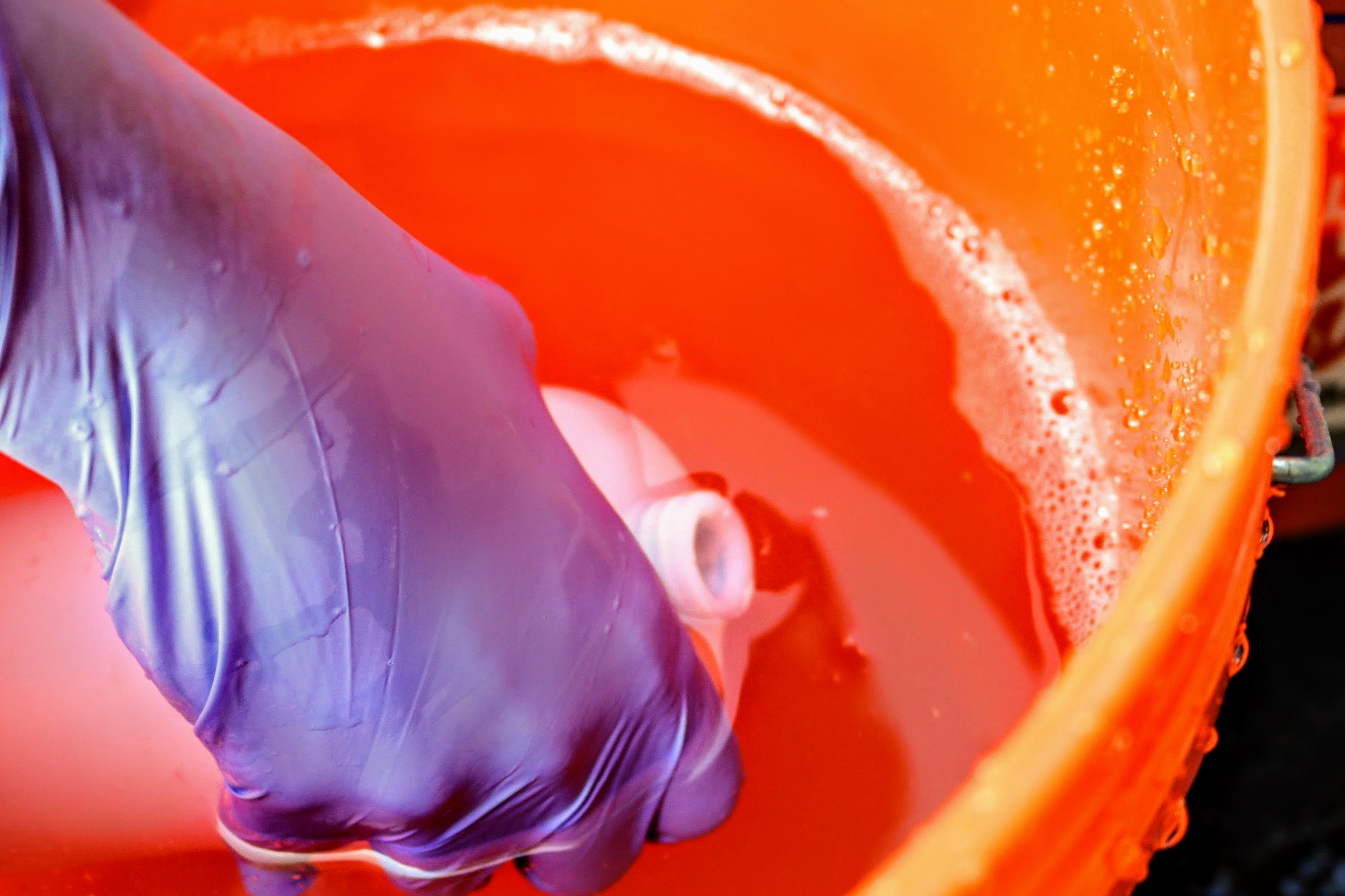 Filling the foam lance bottle with water